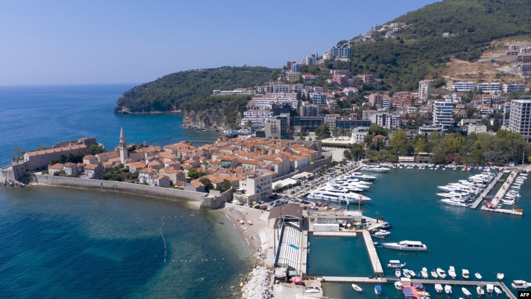 Budva, Crna Gora, tu je najviše ruskih državljana koji su prijavljeni kao turisti, a tokom sezone mogu bez vize boraviti u Crnoj Gori do 90 dana. Van sezone je taj rok do mjesec, ali se može obnavljati izlaskom iz zemlje i ponovnim ulaskom, bez ograničenja. 