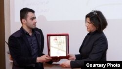 Tərcümə Mərkəzinin rəhbəri Afaq Məsud "Dəf(i)nə yarpağı" mükafatını Təvəkgül Zeynallıya təqdim edir 