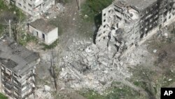 Зруйновані будинки в Часовому Яру на Донеччині, Україна, 29 квітня 2024 року
