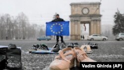 În timpul unui protest prin care manifestanții au adus încălțăminte în centrul Chișinăului ce se presupune că a fost purtată de oameni care au migrat din țară. 23 februarie 2019