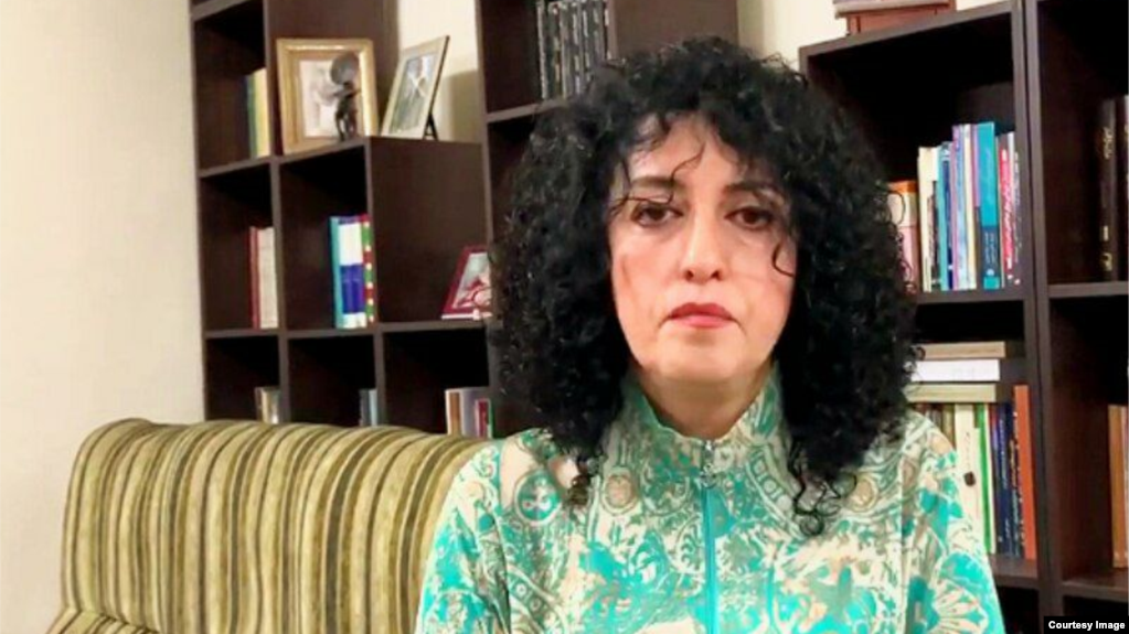 تصویری از ویدیویی که نرگس محمدی منتشر کرده است و در آن درباره آزار زندانیان زن اطلاع‌رسانی می‌کند