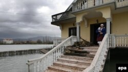 Pamje nga përmbytjet në një fshat në rrethin e Shkodrës, 7 janar 2010.