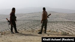 Türkiýäniň goldaw bermegindäki siriýalylar Afrin sebitine gözegçilik edýärler.