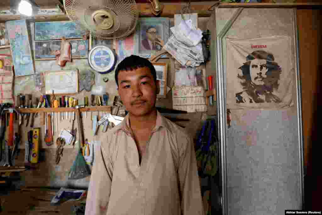 Плотник в Кветте, хазареец по происхождению. Вопрос о происхождении хазарейцев остается спорным, но многие считают, что хазарейское меньшинство в Пакистане &ndash; потомки воинов Чингисхана, которые завоевали соседний Афганистан в 13-м веке.
