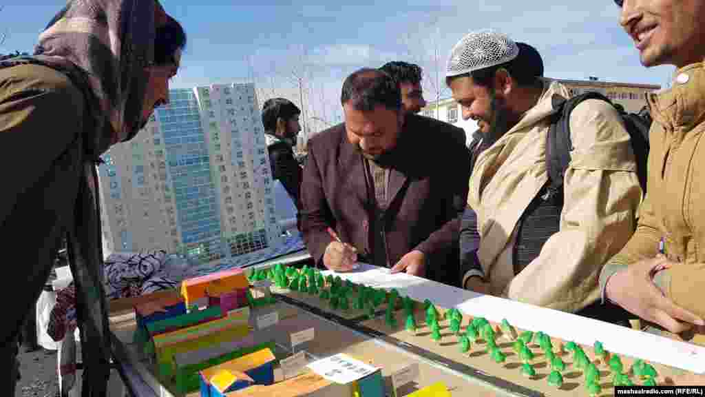 د پکتیا پوهنتون یو تن استاد خالد حبیب مشال راډیو ته وویل، دا نوښتونه د محصلانود مسلکي وړتیاوو په لوړولو او فکري پرمختیا کې ګټور تمامیږي. د ده په وینا، لدې مخکې د حقوقو پوهنځي محصلانو د قضاء او دیپلوماسۍ په برخو کې په زړه پورې مسلکي نمایشات درلودل او اوس د انجینري پوهنځي محصلانو دلته ډېر عالي موډلونه نندارې ته ايښي.