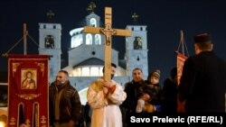 Skup predstavnika Srpske pravoslavne crkve i vjernika koji su se okupili ispred Sabornog Hrama Hristovog Vaskrsenja u Podgorici da iskažu svoje nezadovoljstvo zbog Zakona o slobodi vjeroispovijesti (januar 2020.)