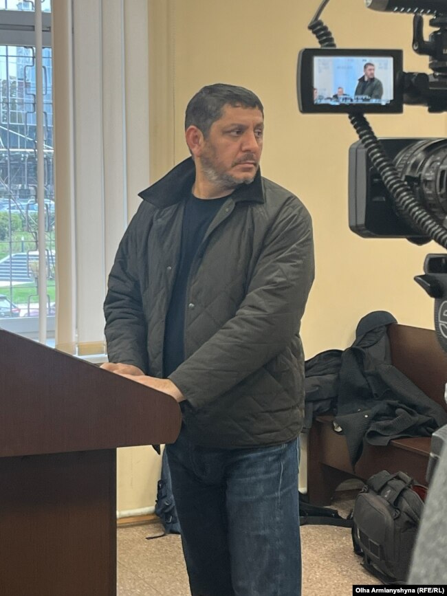 Юсуф Мамешев, свідок у справі детектива НАБУ Руслана Магамедрасулова дає свідчення у залі суду. Засідання із обрання запобіжного заходу Магамедрасулову, 17 жовтня 2025 року