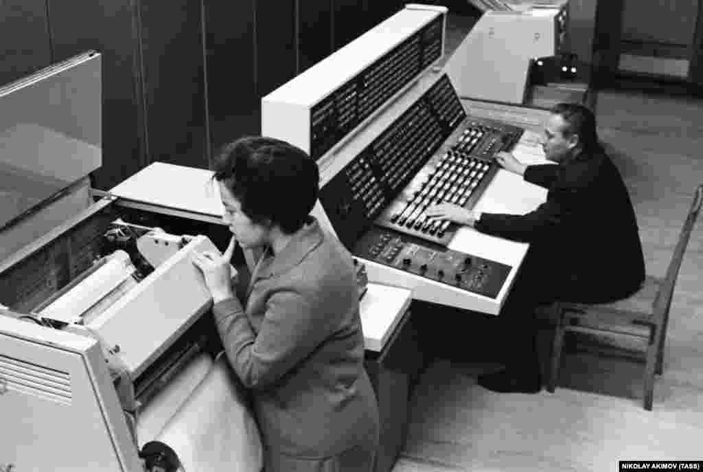 Декабрь 1970 года, Центр дальней космической связи в Евпатории. Операторы во время работы на пункте управления полетом автоматической межпланетной станции &laquo;Венера-7&raquo;, предназначенной для исследования планеты Венера