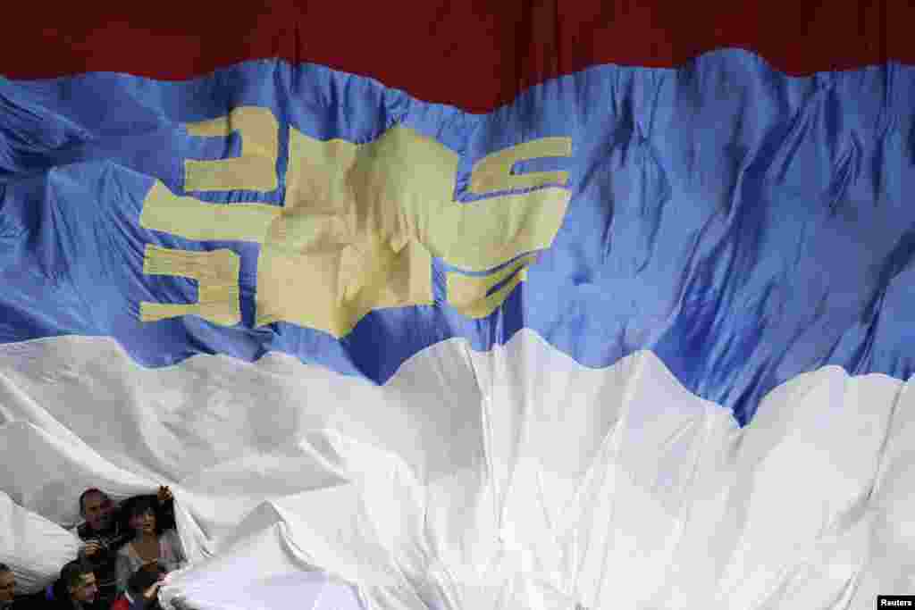 Fans wave a Serbian flag as they celebrate Novak Djokovic&#39;s win over the Czech Republic&#39;s Radek Stepanek in their Davis Cup World Group final tennis match in Belgrade. (Reuters/Stoyan Nenov)