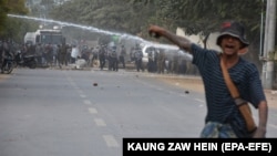 Birmada harby agdarylyşyga garşy ýüzlerçe müň adam köçelere çykdy.