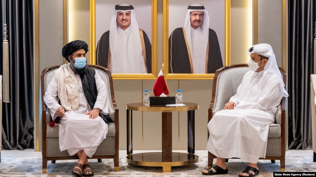 دیدار ملا برادر با وزیر خارجه قطر، ساعاتی پیش از بازگشت به افغانستان