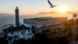 <p><em>„Amikor még komolyabb nemzet voltunk, nem haboztunk bezárni ide a legveszélyesebb bűnözőket, és távol tartani őket mindenkitől, akinek árthatnának”</em> – írta az amerikai elnök.