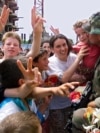 Një ushtar francez pritet nga shqiptarët e Kosovës në Mitrovicë, më 15 qershor 1999. Një njësi e trupave franceze kishte mbërritur atje, ku Franca do ta vendoste edhe selinë e saj në Kosovë.