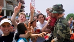 Një ushtar francez pritet nga shqiptarët e Kosovës në Mitrovicë, më 15 qershor 1999. Një njësi e trupave franceze kishte mbërritur atje, ku Franca do ta vendoste edhe selinë e saj në Kosovë.