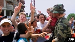 Një ushtar francez pritet nga shqiptarët e Kosovës në Mitrovicë, më 15 qershor 1999. Një njësi e trupave franceze kishte mbërritur atje, ku Franca do ta vendoste edhe selinë e saj në Kosovë.