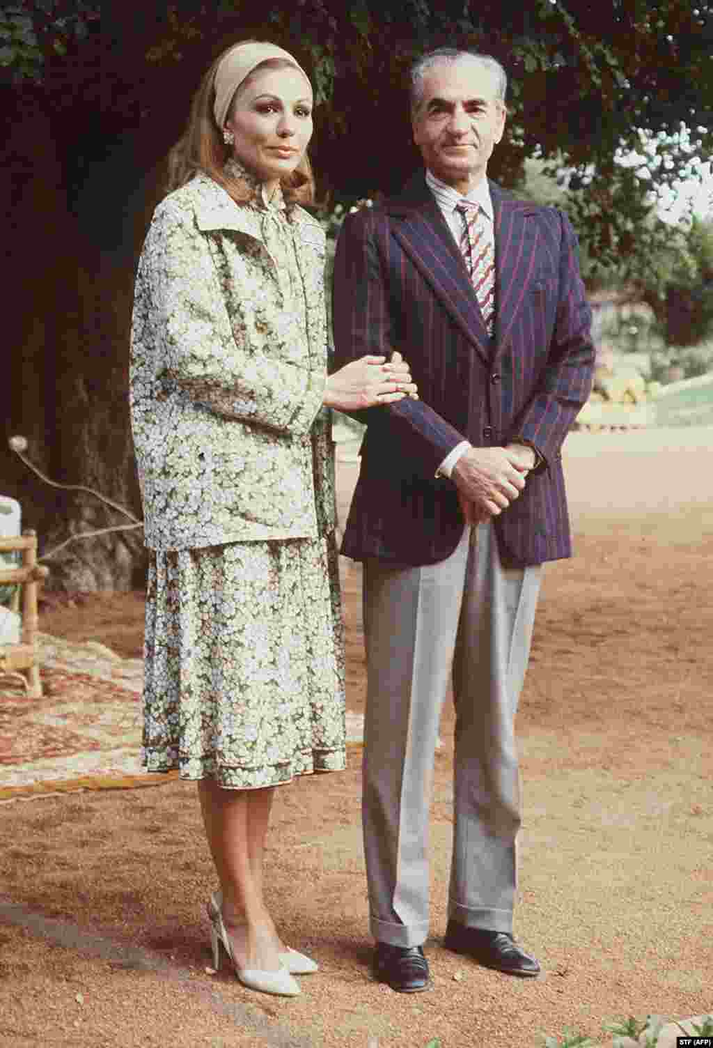 Šah Muhamed Reza Pahlavi i njegova supruga Farah poziraju fotografu u Marakešu, u Maroku, nekoliko dana nakon što su pobjegli iz Irana tokom Iranske revolucije u januaru 1979.