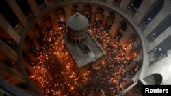 Pravoslavna ceremonija Svetog ognja u crkvi Svetog groba, fotografija iz 2019. godine