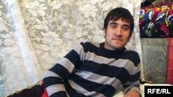 Фирӯз мегӯяд, бо хоҳиши худ ба хизмати аскарӣ рафтааст ва аз он сӯ бемор баргаштааст