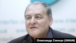 Євген Захаров висловив думку, що постійні бомбардування цивільних в Україні мають на меті «посіяти страх і примусити людей думати, що краще вимагати миру»