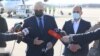 Ruski ambasador Sergej Baznikin (L) i ministar zdravlja Severne Makedonije Venko Filipče u obraćanju novinarima tokom dočeka vakcina Sputnik V na aerodromu u Skoplju, 7. mart