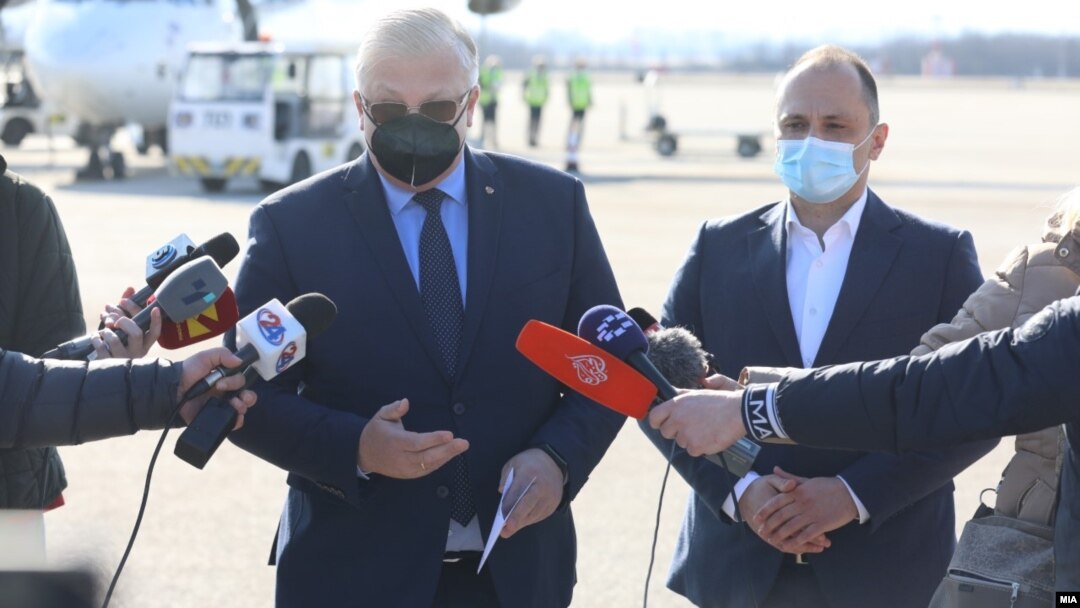 Ruski ambasador Sergej Baznikin (L) i ministar zdravlja Severne Makedonije Venko Filipče u obraćanju novinarima tokom dočeka vakcina Sputnik V na aerodromu u Skoplju, 7. mart