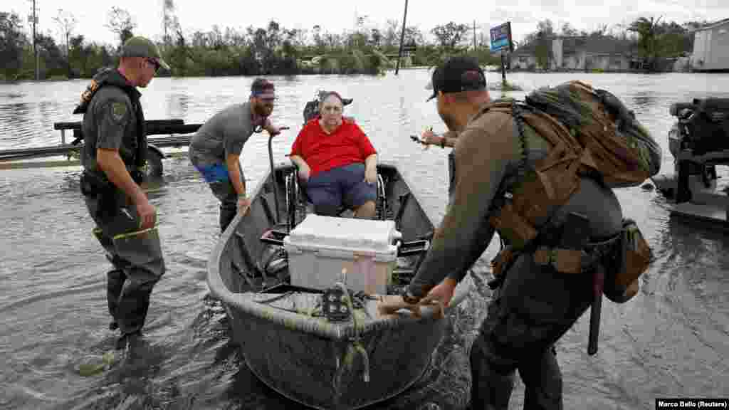 Spasilačke ekipe evakuišu ljude nakon uragana, LaPlace, Louisiana