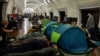 Njerëz duke u strehuar brenda një stacioni metroje, gjatë një sulmi rus me dronë dhe raketa në Kiev, Ukrainë, më 3 korrik 2025.