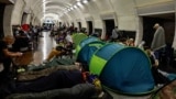 Njerëz duke u strehuar brenda një stacioni metroje, gjatë një sulmi rus me dronë dhe raketa në Kiev, Ukrainë, më 3 korrik 2025.