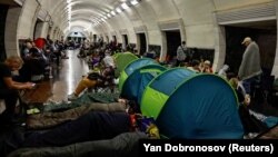 Siguri në metro: Jeta brenda strehimit kundërajror të Kievit