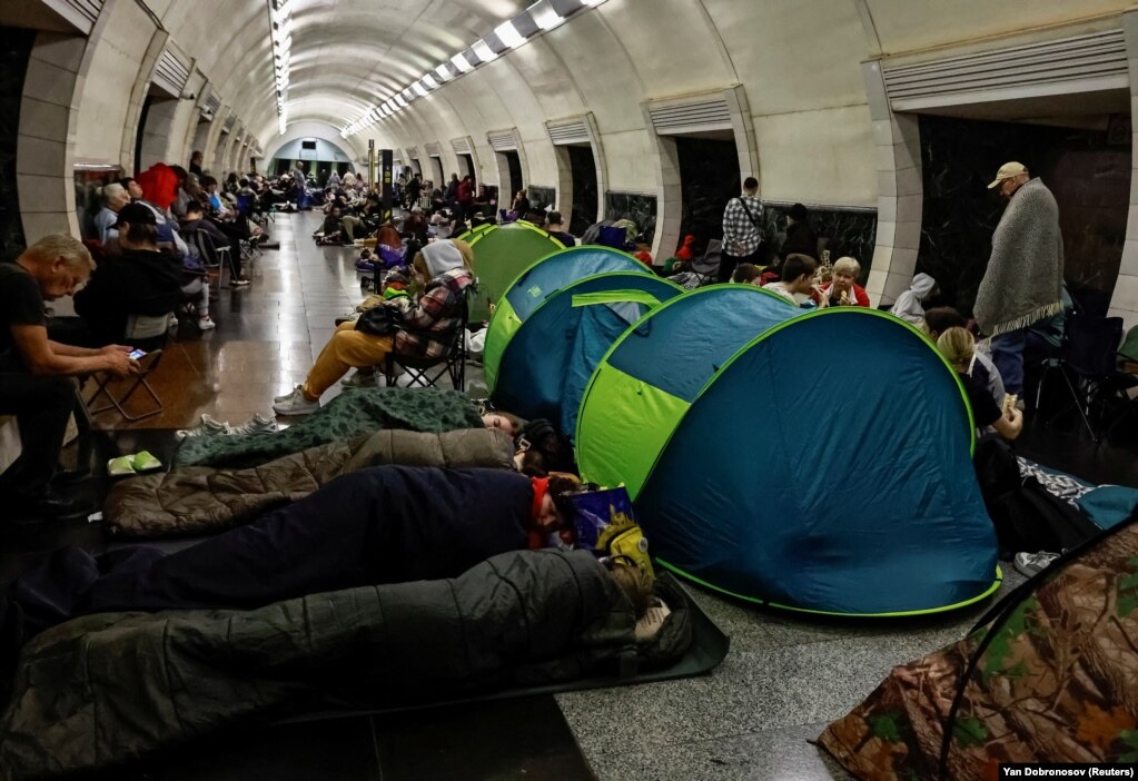Njerëz duke u strehuar brenda një stacioni metroje, gjatë një sulmi rus me dronë dhe raketa në Kiev, Ukrainë, më 3 korrik 2025.