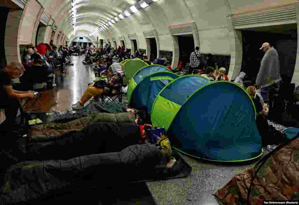 Njerëz duke u strehuar brenda një stacioni metroje, gjatë një sulmi rus me dronë dhe raketa në Kiev, Ukrainë, më 3 korrik 2025.