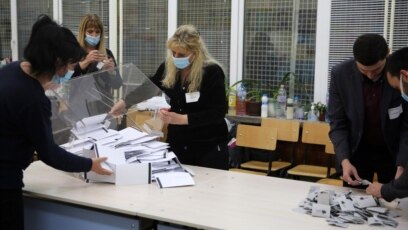 Връщането на хартиените бюлетини като алтернатива на машинното гласуване влезе