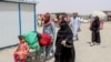 پناهجویان افغان در حال ترک پاکستان 