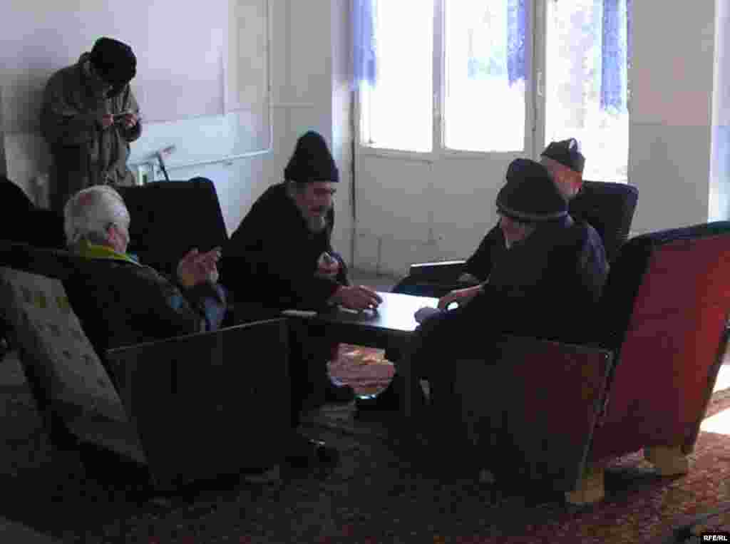 Дар темористони солхӯрдагони бесоҳиб (н. Турсунзода)