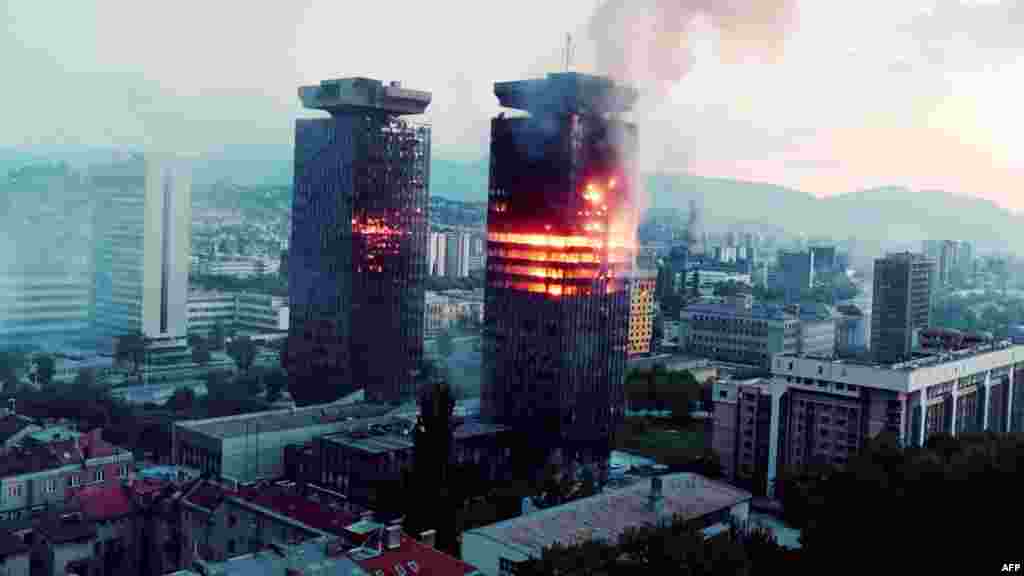 8 июня 1992 года. Горят здания-близнецы в центре Сараева у «Аллеи снайперов». Названные Momo и Uzeir в честь популярного комедийного сербско-боснийского дуэта, здания были сильно повреждены, но остались стоять как символ сопротивления. 