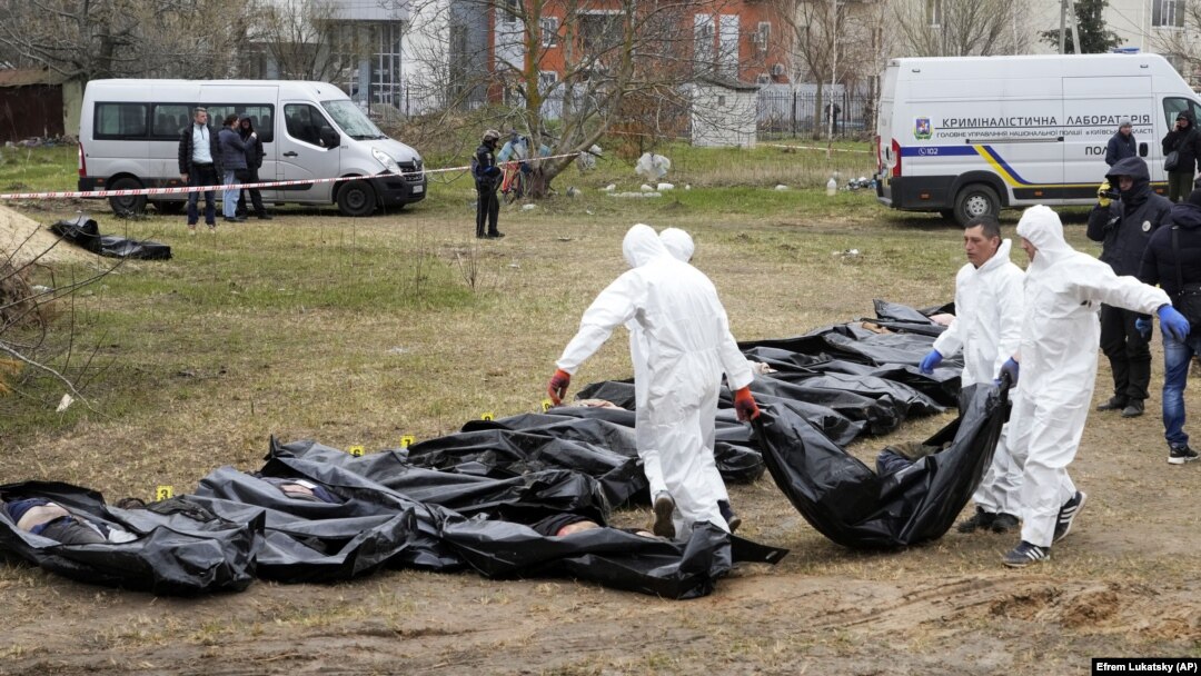 Ексгумація вбитих цивільних у деокупованій Бучі, квітень 2022 року