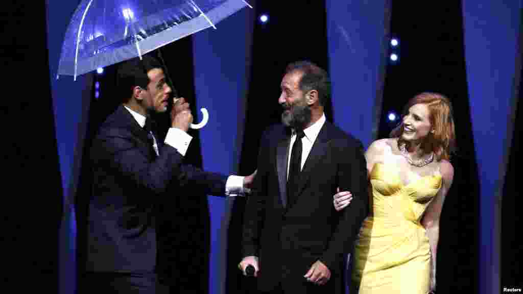 Voditelj ceremonije otvaranja Laurent Lafitte, te Vincent Lindon i Jessica Chastain