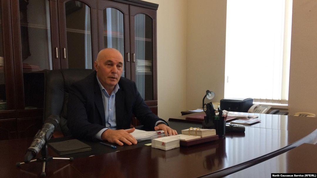 Адгур Харазия отметил, что за пять лет им было «немало сделано», но «предстоит сделать еще больше», и попросил прощения у горожан, «которым не мог помочь»