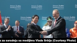 Predsednik “Hestila” Ju Jong i ministar privrede Srbije Željko Sertić nakon potpisivanja ugovora