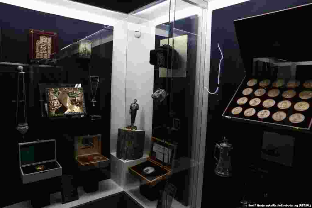 «Про Я» – це подорож у внутрішній світ людини, яка вірила, що країна – це приватна територія, а влада вимірюється кількістю позолоти. Це не просто демонстрація предметів розкоші, а ретельно зібраний портрет епохи «Я». Епохи, де держава була фоном, а власне відображення – головним експонатом. Події Євромайдану та Революції гідності стали переломним моментом в історії незалежної України й кінцем епохи «Я»