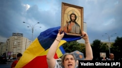 Fotografie făcută la unul dintre protestele celor care se opun măsurilor referitoare la izolare