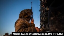 На фото: український військовий на позиції в Донецькій області