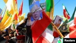 پاره کردن تصویر بنیامین نتانیاهو، نخست‌وزیر اسرائیل، در جریان تظاهراتی به نفع جمهوری اسلامی ایران در مقابل سفارت ایران در بغداد، پایتخت عراق