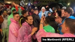 Slavlje među studentima maratoncima nakon dolaska u Osijek, Hrvatska, 25. aprila 2025.