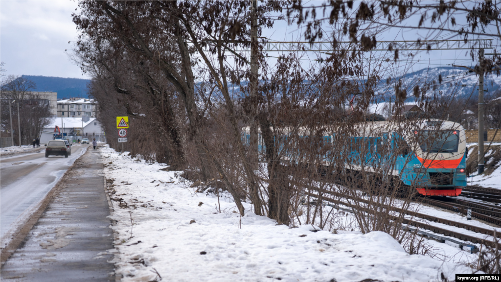 Селище перетинають автодорога Новопавлівка-Піщане і залізнична гілка Сімферополь-Севастополь
