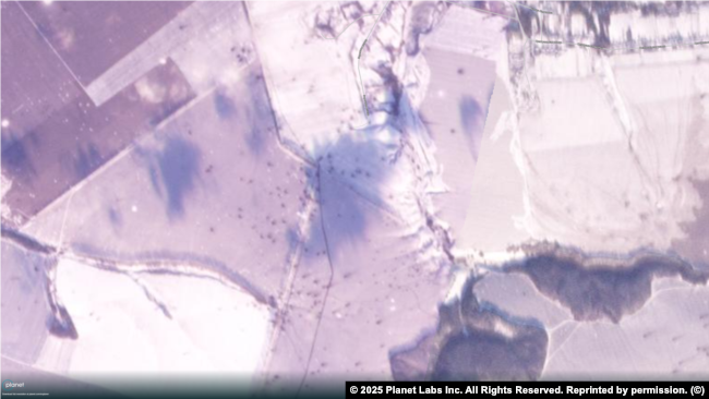 Gropa të mëdha nga granatimet intensive mund të shihen në një imazh satelitor të Berdinit, rajoni i Kurskut, 5 janar.