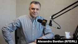 Analistul politic Igor Boțan în studioul Europei Libere de la Chișinău 