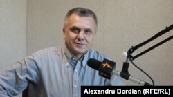 Analistul politic Igor Boțan în studioul Europei Libere de la Chișinău 