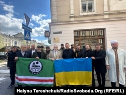 Ахмед Закаев со сторонниками на открытии мемориальной доски в честь Джохара Дудаева, первого президента Чеченской Республики Ичкерия. Львов, Украина, 21 апреля 2026 г.