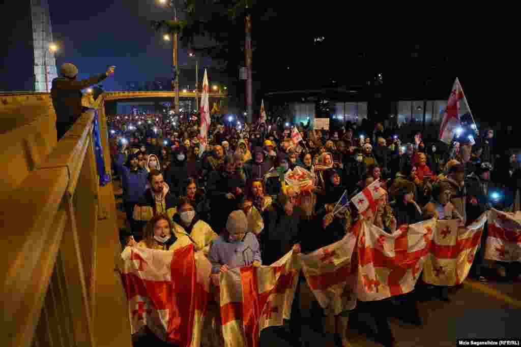 Protestuesit u mblodhën jashtë objektit të transmetuesit publik të Gjeorgjisë më 1 dhjetor kundër rezultateve zyrtare të zgjedhjeve të 26 tetorit, të cilat partia në pushtet pretendon se i ka fituar.